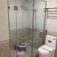 Vách kính phòng tắm